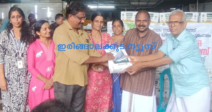പൂമംഗലം പഞ്ചായത്തിന്റെ നേതൃത്വത്തില്‍ പൂമംഗലം പഞ്ചായത്ത് ആയുര്‍വേദ ആശുപത്രിയുമായി സഹകരിച്ച് നടത്തുന്ന ആയുര്‍വേദ മെഡിക്കല്‍ ക്യാമ്പും സൗജന്യ മരുന്ന് വിതരണവും എടക്കുളം ഊക്കന്‍സ് ഓയില്‍ മില്‍സില്‍ പൂമംഗലം പഞ്ചായത്ത് പ്രസിഡന്റ് കെ.എസ്. തമ്പി ഉദ്ഘാടനം ചെയ്യുന്നു.
