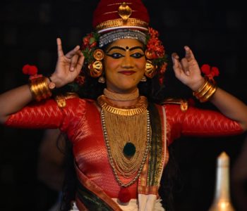 അമ്മന്നൂര്‍ ഗുരുകുലത്തിന്റെ മാധവനാട്യഭൂമിയില്‍ നടന്ന അരങ്ങേറ്റച്ചടങ്ങില്‍ സുഭദ്രാധനഞ്ജയം കൂടിയാട്ടത്തിലെ സുഭദ്രയുടെ സഖിയായ കല്പലതികയായി റിതു ഭരത്.