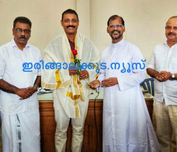 സംസ്ഥാന അധ്യാപക അവാര്‍ഡ് ജേതാവ് ജെനില്‍ ജോണിന് കത്തീഡ്രല്‍ ഇടവക നല്‍കിയ സ്‌നേഹാദരത്തില്‍ വികാരി റവ.ഡോ. ലാസര്‍ കുറ്റിക്കാടന്‍ പൊന്നാടയണിയിക്കുന്നു.