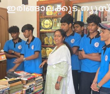 വിഎച്ച്എസ്എസ് കാറളം സ്‌കൂളിലെ വിഎച്ച്എസ്ഇ വിഭാഗം എന്‍എസ്എസ് യൂണിറ്റിന്റെ ആഭിമുഖ്യത്തില്‍ കാറളം റഷീദിന്റെ വസതിയില്‍ പ്രവര്‍ത്തിക്കുന്ന വീട്ടിലെ ലൈബ്രറിയിലേക്ക് പുസ്തകങ്ങള്‍ ശേഖരിച്ച് നല്‍കുന്നു.