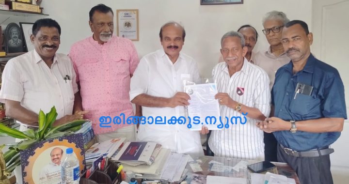 ഇരിങ്ങാലക്കുട ജില്ല രൂപീകരിക്കണമെന്നാവശ്യപ്പെട്ട് ഇരിങ്ങാലക്കുട റെയില്‍വേ സ്റ്റേഷന്‍ വികസനസമിതി അഡ്വ. തോമസ് ഉണ്ണിയാടന്‍ എംഎല്‍എക്ക് നിവേദനം നല്‍കുന്നു.
