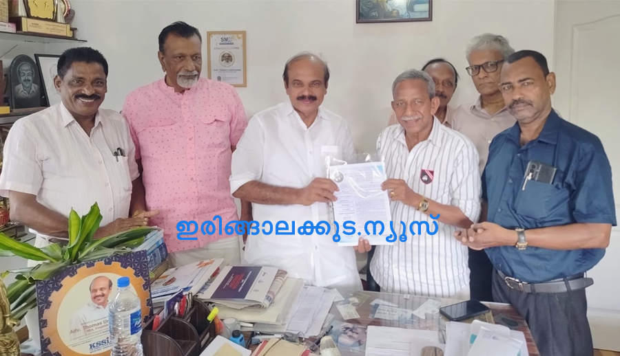 ഇരിങ്ങാലക്കുട ജില്ല രൂപീകരിക്കണമെന്നാവശ്യപ്പെട്ട് ഇരിങ്ങാലക്കുട റെയില്‍വേ സ്റ്റേഷന്‍ വികസനസമിതി അഡ്വ. തോമസ് ഉണ്ണിയാടന്‍ എംഎല്‍എക്ക് നിവേദനം നല്‍കുന്നു.