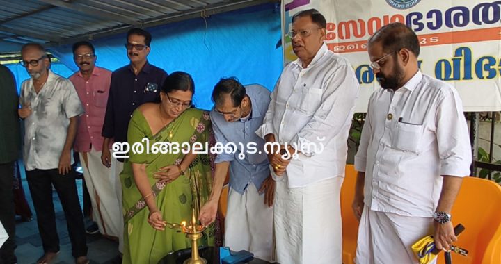 ഇരിങ്ങാലക്കുട സേവാഭാരതിയും കൊച്ചി ഐ ഫൗണ്ടേഷന്‍ ആശുപത്രിയും കൊമ്പൊടിഞ്ഞാമാക്കല്‍ ലയണ്‍സ് ക്ലബ്ബും ചേര്‍ന്ന് സംഘടിപ്പിച്ച നേത്ര തിമിര പരിശോധനാ ക്യാമ്പ് വേളൂക്കര പഞ്ചായത്ത് 18 ാം വാര്‍ഡംഗം രേണുക സജി ഉദ്ഘാടനം ചെയ്യുന്നു.