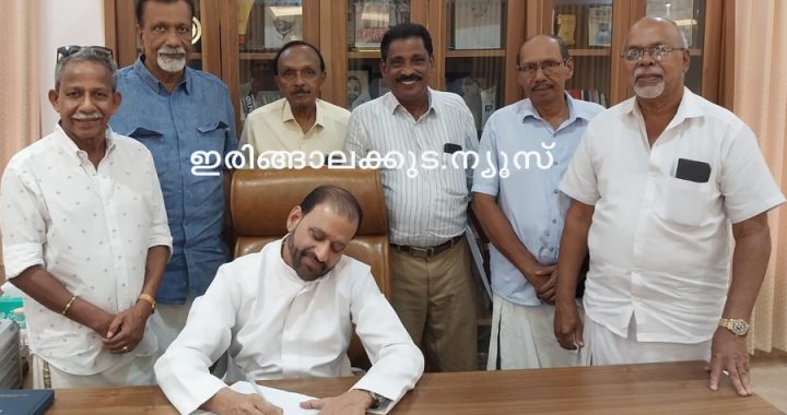ഇരിങ്ങാലക്കുട റെയില്‍വേ സ്റ്റേഷന്‍ വികസനസമിതി കേന്ദ്ര റെയില്‍വേ മന്ത്രിക്കും മുഖ്യമന്ത്രി വി.ഡി. സതീശനും സമര്‍പ്പിക്കുന്ന ഒരു ലക്ഷം പേരുടെ ഭീമഹര്‍ിയിലേക്കുള്ള ഒപ്പുശേഖരണത്തിന് തുടക്കം കുറിച്ച് വിദ്യാഭ്യാസ സ്ഥാപനങ്ങളെ പങ്കെടുപ്പിച്ചുള്ള ഒപ്പുശേഖരണത്തിന്റെ ഉദ്ഘാടനം ക്രൈസ്റ്റ് കോളജ് ഓഫ് എന്‍ജിനീയറിംഗ് എക്‌സിക്യൂട്ടീവ് ഡയറക്ടര്‍ ഫാ. ജോണ്‍ പാലിയേക്കര നിര്‍വഹിക്കുന്നു.