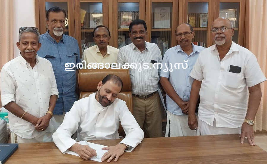 ഇരിങ്ങാലക്കുട റെയില്‍വേ സ്റ്റേഷന്‍ വികസനസമിതി കേന്ദ്ര റെയില്‍വേ മന്ത്രിക്കും മുഖ്യമന്ത്രി വി.ഡി. സതീശനും സമര്‍പ്പിക്കുന്ന ഒരു ലക്ഷം പേരുടെ ഭീമഹര്‍ിയിലേക്കുള്ള ഒപ്പുശേഖരണത്തിന് തുടക്കം കുറിച്ച് വിദ്യാഭ്യാസ സ്ഥാപനങ്ങളെ പങ്കെടുപ്പിച്ചുള്ള ഒപ്പുശേഖരണത്തിന്റെ ഉദ്ഘാടനം ക്രൈസ്റ്റ് കോളജ് ഓഫ് എന്‍ജിനീയറിംഗ് എക്‌സിക്യൂട്ടീവ് ഡയറക്ടര്‍ ഫാ. ജോണ്‍ പാലിയേക്കര നിര്‍വഹിക്കുന്നു.