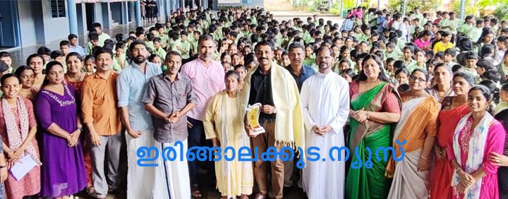 ഇരിങ്ങാലക്കുട സെന്റ് മേരീസ് ഹൈസ്‌കൂളിലെ പൂര്‍വവിദ്യാര്‍ഥിയും സംസ്ഥാന അധ്യാപക അവാര്‍ഡ് ജേതാവുമായ ജെനില്‍ ജോണിന് മാതൃവിദ്യാലയത്തില്‍ സ്വീകരണം നല്‍കിയപ്പോള്‍.