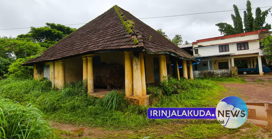 ഫോട്ടോ ക്യാപ്ഷന്‍() ബ്രിട്ടീഷുകാര്‍ നിര്‍മിച്ച കരുവന്നൂരിലെ പഴയ ബംഗ്ലാവ് കാടുകയറി നശിക്കുന്ന നിലയില്‍
