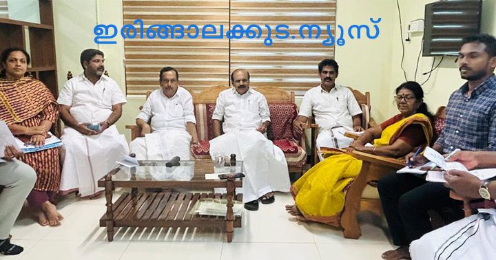 ഇരിങ്ങാലക്കുട നഗരസഭാ, പൊറത്തിശേരി കൃഷിഭവനുകളുടെ കീഴില്‍ വരുന്ന കെഎല്‍ഡിസി പദ്ധതികളെ സംബന്ധിച്ച് നടന്ന അവലോകന യോഗത്തില്‍ അഡ്വ. തോമസ് ഉണ്ണിയാടന്‍ എംഎല്‍എ സംസാരിക്കുന്നു.