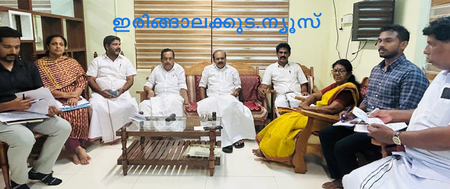 ഇരിങ്ങാലക്കുട നഗരസഭാ, പൊറത്തിശേരി കൃഷിഭവനുകളുടെ കീഴില്‍ വരുന്ന കെഎല്‍ഡിസി പദ്ധതികളെ സംബന്ധിച്ച് നടന്ന അവലോകന യോഗത്തില്‍ അഡ്വ. തോമസ് ഉണ്ണിയാടന്‍ എംഎല്‍എ സംസാരിക്കുന്നു.