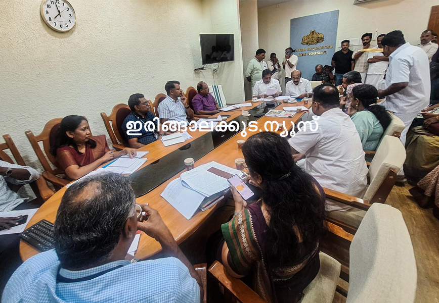 ഇരിങ്ങാലക്കുട നിയോജകമണ്ഡലത്തിലെ കുടിവെള്ളപ്രശ്‌നങ്ങള്‍ പരിഹരിക്കുന്നതിനായി അഡ്വ. തോമസ് ഉണ്ണിയാടന്‍ എംഎല്‍എയുടെ നിര്‍ദേശപ്രകാരം മന്ത്രി മോണ്‍സ് ജോസഫിന്റെ അധ്യക്ഷതയില്‍ ചേര്‍ന്ന ഉന്നതോദ്യോഗസ്ഥരുടെ യോഗം.