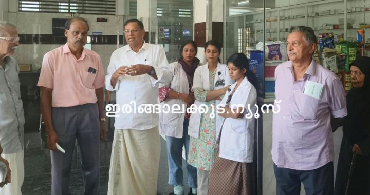 പി.എല്‍. തോമന്‍ മെമ്മോറിയല്‍ ചാരിറ്റബിള്‍ ട്രസ്റ്റും കൊമ്പൊടിഞ്ഞാമാക്കല്‍ ലയണ്‍സ് ക്ലബ് ഇന്റര്‍നാഷണലും ഐ ഫൗണ്ടേഷന്‍ ആശുപത്രിയും സംയുക്തമായി സംഘടിപ്പിച്ച പ്രമേഹ രോഗനിര്‍ണയവും നേത്ര പരിശോധനാ തിമിര ശസ്ത്രക്രിയ ക്യാമ്പും ലയണ്‍സ് ക്ലബ് ഡിസ്ട്രിക്ട് ക്യാമ്പ് കോര്‍ഡിനേറ്റര്‍ ജോണ്‍സന്‍ കോലങ്കണ്ണി ഉദ്ഘാടനം ചെയ്യുന്നു.