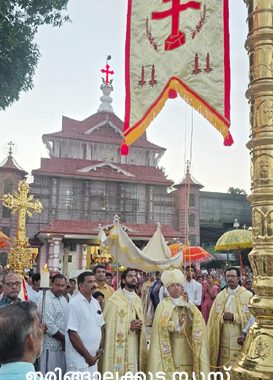 മാപ്രാണം ഹോളിക്രോസ് തീര്‍ഥാടന ദേവാലയത്തില്‍ വിശുദ്ധ കുരിശിന്റെ പുകഴ്ചയുടെ തിരുനാളിന് ഓസ്ട്രേലിയ മെല്‍ബന്‍ രൂപതയുടെ പ്രഥമ ബിഷപ് മാര്‍ ബോസ്‌കോ പുത്തൂര്‍ കൊടിയേറ്റുകര്‍മം നിര്‍വഹിക്കുന്നു. വികാരി ഫാ. ആന്റോ പാണാടന്‍, അസി. വികാരി ക്ലിന്റണ്‍ പെരിഞ്ചേരി എന്നിവര്‍ സമീപം.