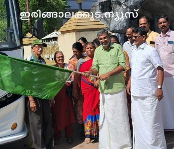മുരിയാട് പഞ്ചായത്ത് 14 ാം വാര്‍ഡിലെ സീനിയര്‍ സൗഹൃദ യാത്ര ജില്ലാ പഞ്ചായത്തംഗം ജോസ് ജെ. ചിറ്റിലപ്പിള്ളി ഫ്‌ലാഗ് ഓഫ് ചെയ്യുന്നു.