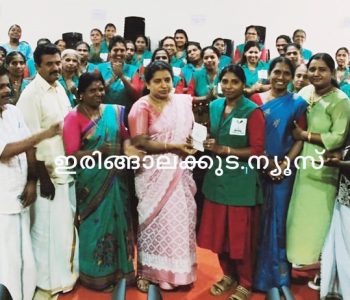 മുരിയാട് പഞ്ചായത്തിലെ ഹരിതകര്‍മ്മ സേന അംഗങ്ങള്‍ക്കുള്ള യൂണിഫോം വിതരണവും ആരോഗ്യ ഇന്‍ഷുറന്‍സ് കാര്‍ഡ് വിതരണവും പഞ്ചായത്ത് പ്രസിഡന്റ് സരള വിക്രമന്‍ ഉദ്ഘാടനം ചെയ്യുന്നു.