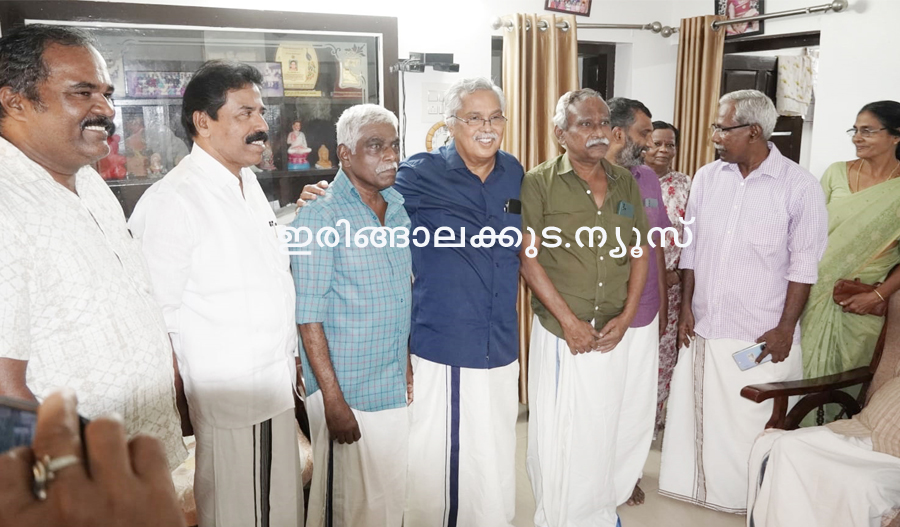 സിപിഐ സംസ്ഥാന സെക്രട്ടറി ബിനോയ് വിശ്വം കമ്യൂണിസ്റ്റ് നേതാവ് പി.കെ. ചാത്തന്‍ മാസ്റ്ററുടെ മാപ്രാണത്തെ വീട് സന്ദര്‍ശിക്കുകയും കുടുംബാംഗങ്ങളുമായി സൗഹൃദ സംഭാഷണം നടത്തുകയും ചെയ്തപ്പോള്‍.