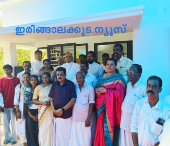 പറപ്പൂക്കര സെന്റ് ജോണ്‍സ് നെപുംസ്യാന്‍ പള്ളിയുടെ 16 ാം ശതോത്തര രജത ജൂബിലിയോടനുബന്ധിച്ച് വീടുകള്‍ പണിതു നല്‍കുന്ന പദ്ധതിയുടെ ഭാഗമായി നിര്‍മിച്ച ആദ്യവീടിന്റെ വെഞ്ചരിപ്പുകര്‍മം ചിക്കാഗോ രൂപത ബിഷപ് മാര്‍ ജോയ് ആലപ്പാട്ട് നിര്‍വഹിച്ചപ്പോള്‍.