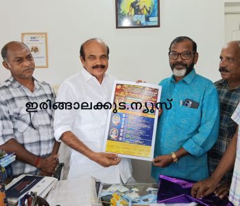 പുല്ലൂര്‍ ചമയം നാടകരാവിന്റെ നോട്ടീസ് പ്രകാശനം അഡ്വ. തോമസ് ഉണ്ണിയാടന്‍ എംഎല്‍എ നിര്‍വഹിക്കുന്നു.