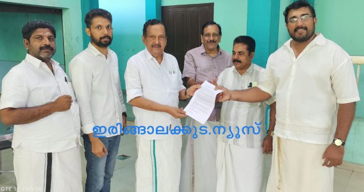 നഗരത്തിന്റെ നവീകരണ പ്രവര്‍ത്തനങ്ങളില്‍ ഭിന്നശേഷി വിഭാഗങ്ങള്‍ക്കുകൂടി ഉപകാരപ്രദമാകുന്ന മാറ്റങ്ങള്‍ ഉള്‍പ്പെടുത്തണമെന്ന് ആവശ്യപ്പെട്ട് സംസ്‌കാരസാഹിതി ഇരിങ്ങാലക്കുട നഗരസഭ ചെയര്‍മാന്‍ എം.പി. ജാക്‌സന് നിവേദനം സമര്‍പ്പിക്കുന്നു.