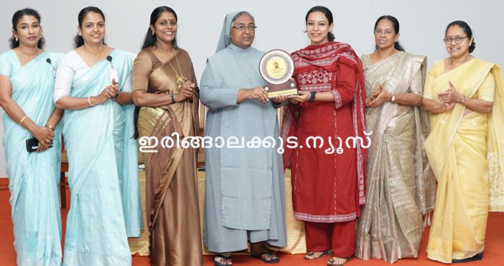 ഇരിങ്ങാലക്കുട സെന്റ് ജോസഫ്‌സ് കോളജിലെ റിസര്‍ച്ച് ഡിപ്പാര്‍ട്ട്‌മെന്റ് ഓഫ് ബോട്ടണിയുടെ നേതൃത്വത്തില്‍ സംഘടിപ്പിച്ച മെറിറ്റ് ഡേ 2026 ല്‍ അക്കാദമിക മികവ് കൈവരിച്ച വിദ്യാര്‍ഥികളെ  സിസ്റ്റര്‍ ഡോ. റോസ് ബാസ്റ്റിന്‍ ആദരിക്കുന്നു.