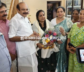 സംസ്ഥാന പിടിഎ അസോസിയേഷന്‍ ഏര്‍പ്പെടുത്തിയ മാതൃകാ അധ്യാപക പുരസ്‌കാരം കരസ്ഥമാക്കിയ ഇരിങ്ങാലക്കുട ഗവണ്‍മെന്റ് ഗേള്‍സ് എല്‍പി സ്‌കൂളിലെ പി.ബി. അസീനയെ അഡ്വ. തോമസ് ഉണ്ണിയാടന്‍ എംഎല്‍എ ആദരിക്കുന്നു.