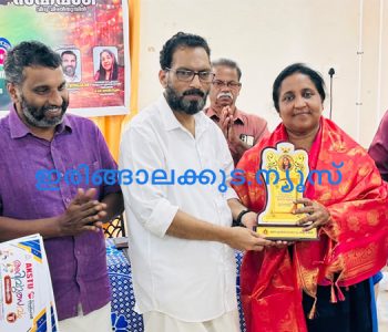 സംസ്ഥാന പിടിഎ മാതൃകാ അധ്യാപക അവാര്‍ഡിന് അര്‍ഹയായ ഇരിങ്ങാലക്കുട ഗവ. ഗേള്‍സ് എല്‍പി സ്‌കൂള്‍ പ്രധാനധ്യാപിക പി.ബി. അസീനയെ തൃശൂര്‍ ജില്ലാ പഞ്ചായത്ത് വൈസ് പ്രസിഡന്റ് ടി.കെ. സുധീഷ് ആദരിക്കുന്നു.