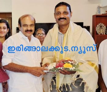 മികച്ച അധ്യാപകനുള്ള സംസ്ഥാന സര്‍ക്കാരിന്റെ അവാര്‍ഡിനര്‍ഹനായ ജെനില്‍ ജോണിനെ അഡ്വ. തോമസ് ഉണ്ണിയാടന്‍ എംഎല്‍എ അഭിനന്ദിക്കുന്നു.