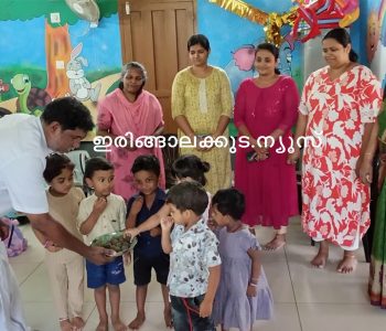 ഊരകം അങ്കണവാടിയില്‍ നടപ്പാക്കുന്ന പോഷന്‍ മാ 2026 പദ്ധതിയുടെ ഉദ്ഘാടനം മുരിയാട് പഞ്ചായത്തംഗം തോമസ് തത്തംപിള്ളി ഉദ്ഘാടനം ചെയ്യുന്നു.