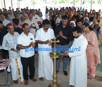 വല്ലക്കുന്ന് സെന്റ് അല്‍ഫോന്‍സാ ദേവാലയത്തില്‍ കുടുംബസമ്മേളന കേന്ദ്രസമിതിയുടെ ആഭിമുഖ്യത്തില്‍ സംഘടിപ്പിച്ച നേതൃത്വ പരിശീലന ക്യാമ്പ് വികാരി ഫാ. ഷിബു നെല്ലിശേരി ഉദ്ഘാടനം ചെയ്യുന്നു.