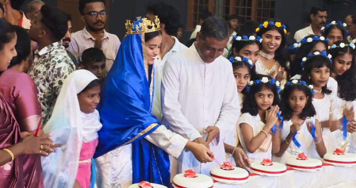 പരിശുദ്ധ കന്യകാമറിയത്തിന്റെ പിറവി തിരുനാളിനോടനുബന്ധിച്ച് കരുവന്നൂര്‍ ഇടവകയില്‍ ഒരുക്കിയ ഭീമന്‍ ജപമാല കേക്ക് വികാരി ഫാ. ഡേവീസ് കല്ലിങ്കല്‍ മുറിക്കുന്നു.