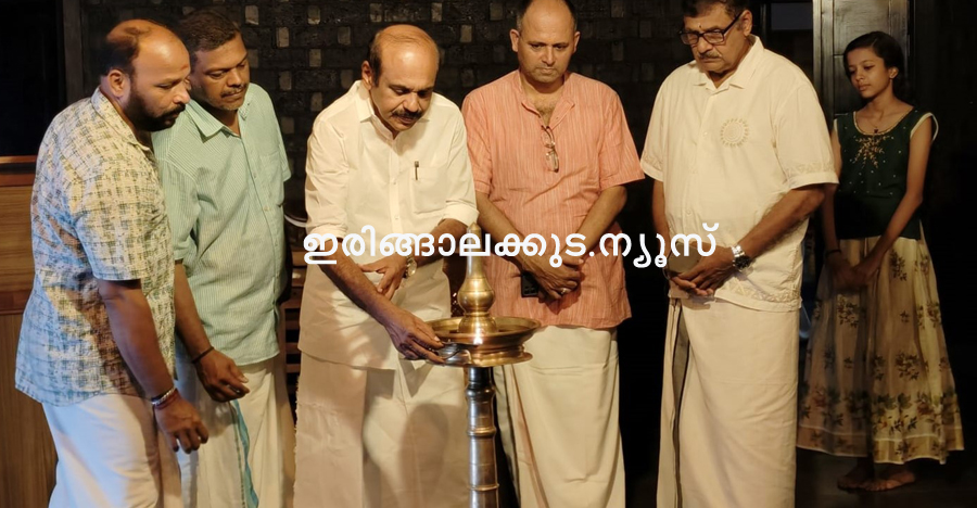 ഡോ. കെ.എന്‍. പിഷാരടി സ്മാരക കഥകളി ക്ലബ്ബും അമ്മന്നൂര്‍ ഗുരുകുലവും സംയുക്തമായി സ്‌കൂള്‍, കോളജ് വിദ്യാര്‍ഥികള്‍ക്കുവേണ്ടി ഒരുക്കുന്ന നാട്യസൗരഭം കൂടിയാട്ട പരിചയ ആസ്വാദനക്കളരി അഡ്വ. തോമസ് ഉണ്ണിയാടന്‍ എംഎല്‍എ ഉദ്ഘാടനം ചെയ്യുന്നു.