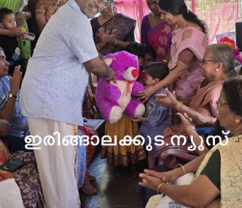 പ്രധാനമന്ത്രി നരേന്ദ്രമോദിയുടെ രാഷ്ട്രസേവനത്തിന്റെ 25 വര്‍ഷങ്ങള്‍ സേവാ സങ്കല്പ് അഭിയാന്റെ ഭാഗമായി നടത്തിവരുന്ന ആംഗന്‍ മിലന്‍ സേവാ പരിപാടിയോടനുബന്ധിച്ച് കാരുകുളങ്ങര 144 ാം നമ്പര്‍ അങ്കണവാടിയില്‍ കുട്ടികള്‍ക്ക് കളിപ്പാട്ടങ്ങള്‍ വിതരണം ചെയ്യുന്നു.