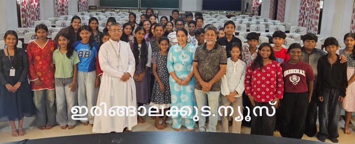 ഇകെഎന്‍ വിദ്യാഭ്യാസ ഗവേഷണ വികസന കേന്ദ്രത്തിന്റെ ആഭിമുഖ്യത്തില്‍ ശാസ്ത്ര പാടവ പോഷണ പരിപാടിയുടെ ഭാഗമായി സംഘടിപ്പിച്ച ശാസ്ത്ര വിജ്ഞാന ക്ലാസില്‍ പങ്കെടുത്തവര്‍ ക്രൈസ്റ്റ് കോളജ് പ്രിന്‍സിപ്പല്‍ റവ.ഡോ. ജോളി ആന്‍ഡ്രൂസിനോടൊപ്പം.