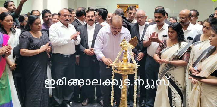 ഇരിങ്ങാലക്കുടയിലെ കോടതികളുടെ പ്രവര്‍ത്തനോദ്ഘാടനം അഡീഷണല്‍ ജില്ലാ ജഡ്ജ് റെനോ ഫ്രാന്‍സിസ് നിര്‍വഹിക്കുന്നു.