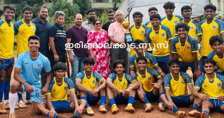 കാലിക്കട്ട് യൂണിവേഴ്‌സിറ്റി ഡി സോണ്‍ ഫുട്‌ബോള്‍ ചാമ്പ്യന്‍ഷിപ്പില്‍ വിജയം കരസ്ഥമാക്കിയ ക്രൈസ്റ്റ് കോളജ് ടീം. ഫൈനല്‍ മത്സരത്തില്‍ കേരളവര്‍മ്മ കോളജിനെ രണ്ട് ഗോളുകള്‍ക്ക് പരാജയപ്പെടുത്തിയാണ് ക്രൈസ്റ്റ് കോളജ് കിരീടം നേടിയത്.