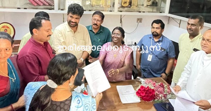 ഇരിങ്ങാലക്കുട വിദ്യാഭ്യാസ ജില്ലാ ഓഫീസറായി ചുമതലയേറ്റ എം.വി. ഉഷ ആറ് അധ്യാപകരുടെ നിയമന അംഗീകാര ഉത്തരവ് കൈമാറുന്നു. കെപിഎസ്ടിഎ ഭാരവാഹികളും വിദ്യാഭ്യാസ വകുപ്പ് ഉദ്യോഗസ്ഥരും സമീപം.