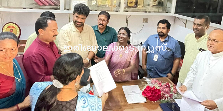 ഇരിങ്ങാലക്കുട വിദ്യാഭ്യാസ ജില്ലാ ഓഫീസറായി ചുമതലയേറ്റ എം.വി. ഉഷ ആറ് അധ്യാപകരുടെ നിയമന അംഗീകാര ഉത്തരവ് കൈമാറുന്നു. കെപിഎസ്ടിഎ ഭാരവാഹികളും വിദ്യാഭ്യാസ വകുപ്പ് ഉദ്യോഗസ്ഥരും സമീപം.