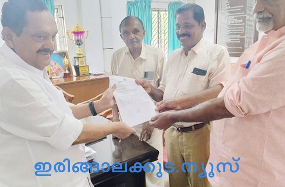 ഇരിങ്ങാലക്കുട ജില്ല രൂപീകരിക്കണമെന്നാവശ്യപ്പെട്ട് മുനിസിപ്പല്‍ കൗണ്‍സില്‍ ഏകകണ്ഠമായി പാസാക്കിയ പ്രമേയം ചെയര്‍മാന്‍ എം.പി. ജാക്ണ്‍ വികസനസമിതി ഭാരവാഹികളായ അഡ്വ. കെ.എഫ്. ജോസ്, ഡേവിസ് തുളുവത്ത്, സോമന്‍ ശാരദാലയം എന്നിവര്‍ക്ക് നല്‍കുന്നു.