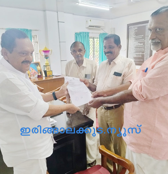 ഇരിങ്ങാലക്കുട ജില്ല രൂപീകരിക്കണമെന്നാവശ്യപ്പെട്ട് മുനിസിപ്പല്‍ കൗണ്‍സില്‍ ഏകകണ്ഠമായി പാസാക്കിയ പ്രമേയം ചെയര്‍മാന്‍ എം.പി. ജാക്ണ്‍ വികസനസമിതി ഭാരവാഹികളായ അഡ്വ. കെ.എഫ്. ജോസ്, ഡേവിസ് തുളുവത്ത്, സോമന്‍ ശാരദാലയം എന്നിവര്‍ക്ക് നല്‍കുന്നു.