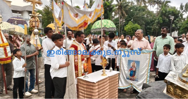കരുവന്നൂര്‍ സെന്റ് മേരീസ് പള്ളിയില്‍ ജപമാല രാജ്ഞിയുടെ തിരുനാളിന് വികാരി ഫാ. ഡേവീസ് കല്ലിങ്ങല്‍ കൊടിയേറ്റുന്നു.