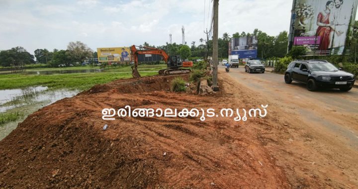 തൃശൂര്‍ കൊടുങ്ങല്ലൂര്‍ സംസ്ഥാനപാതയില്‍ നിര്‍മാണം ആരംഭിക്കാനിരിക്കുന്ന നടവരമ്പ് ചിറവളവ് ഭാഗത്ത് താത്കാലിക തടയണ നിര്‍മിക്കുന്നു.
