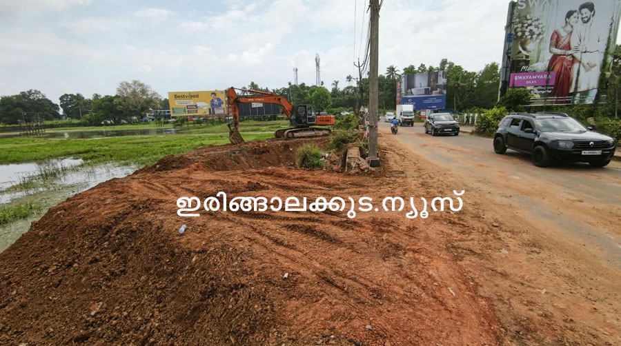 തൃശൂര്‍ കൊടുങ്ങല്ലൂര്‍ സംസ്ഥാനപാതയില്‍ നിര്‍മാണം ആരംഭിക്കാനിരിക്കുന്ന നടവരമ്പ് ചിറവളവ് ഭാഗത്ത് താത്കാലിക തടയണ നിര്‍മിക്കുന്നു.