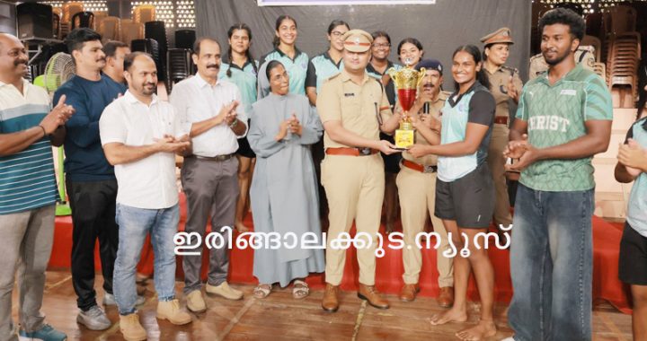 തൃശൂര്‍ റൂറല്‍ ജില്ലാ പോലീസ് ഇരിങ്ങാലക്കുട സബ് ഡിവിഷന്റെയും വനിതാ പോലീസ് സ്റ്റേഷന്റെയും നേതൃത്വത്തില്‍ ഓപ്പറേഷന്‍ തൂഫാന്‍ പദ്ധതിയുടെ ഭാഗമായി നടത്തിയ വനിതാ വടംവലി മത്സരത്തില്‍ ജേതാക്കളായ ക്രൈസ്റ്റ് കോളജിനു റൂറല്‍ ജില്ലാ പോലീസ് മേധാവി മുഹമ്മദ് നദീം ഐപിഎസ് ട്രോഫി സമ്മാനിക്കുന്നു.