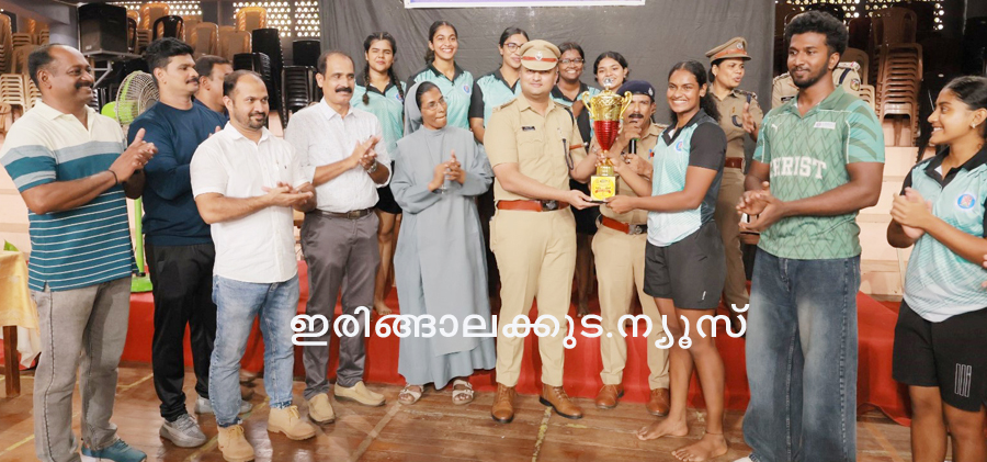 തൃശൂര്‍ റൂറല്‍ ജില്ലാ പോലീസ് ഇരിങ്ങാലക്കുട സബ് ഡിവിഷന്റെയും വനിതാ പോലീസ് സ്റ്റേഷന്റെയും നേതൃത്വത്തില്‍ ഓപ്പറേഷന്‍ തൂഫാന്‍ പദ്ധതിയുടെ ഭാഗമായി നടത്തിയ വനിതാ വടംവലി മത്സരത്തില്‍ ജേതാക്കളായ ക്രൈസ്റ്റ് കോളജിനു റൂറല്‍ ജില്ലാ പോലീസ് മേധാവി മുഹമ്മദ് നദീം ഐപിഎസ് ട്രോഫി സമ്മാനിക്കുന്നു.