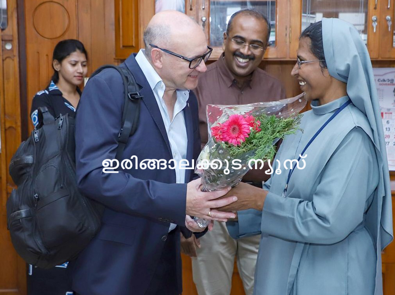 സെന്റ് ജോസഫ്‌സ് കോളജും യൂണിവേഴ്‌സിറ്റി കോളജ് ഡബ്ലിനും തമ്മില്‍ ധാരണാപത്രം സ്ഥാപിക്കുന്നതിന്റോ ഭാഗമായി കോളജിലെത്തിയ യൂണിവേഴ്‌സിറ്റി കോളജ് ഡബ്ലിനിലെ പ്രഫസറും കോളജ് ഓഫ് സയന്‍സിന്റെ പ്രിന്‍സിപ്പലുമായ പ്രഫ. ജെറമി സിംപ്‌സനെ കോളജ് പ്രിന്‍സിപ്പല്‍ സിസ്റ്റര്‍ ഡോ. ബ്ലെസി ബൊക്ക നല്‍കി സ്വീകരിക്കുന്നു.