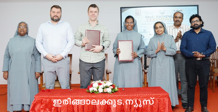 ഇരിങ്ങാലക്കുട സെന്റ് ജോസഫ്‌സ് കോളജും ഫിന്‍ലന്‍ഡിലെ സൗത്ത് ഈസ്റ്റേണ്‍ ഫിന്‍ലന്‍ഡ് യൂണിവേഴ്‌സിറ്റി ഓഫ് അപ്ലൈഡ് സയന്‍സസ് (ക്‌സാംക്) സര്‍വകലാശാലയുമായി ധാരണാപത്രത്തില്‍ ഒപ്പുവെക്കുന്നതിന്റെ ഭാഗമായി നടന്ന ചടങ്ങില്‍ പ്രിന്‍സിപ്പല്‍ സിസ്റ്റര്‍ ഡോ. ബ്ലെസിയും ക്‌സാംക് സര്‍വകലാശാല പ്രതിനിധികളും ധാരണാപത്രത്തില്‍ ഒപ്പുവച്ചത് ഔദ്യോഗികമായി പ്രഖ്യാപിച്ചപ്പോള്‍.