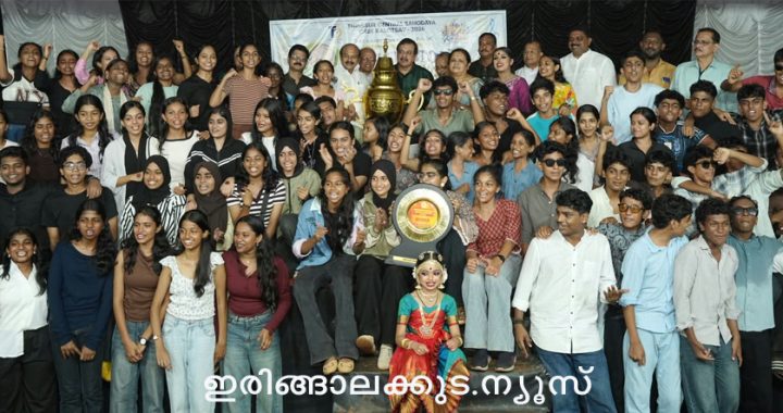 സിബിഎസ്ഇ ജില്ലാ കലോത്സവത്തില്‍ കിരീടം നേടിയ ചെന്ത്രാപ്പിന്നി എസ്എന്‍ വിദ്യാഭവന്‍ സീനിയര്‍ സെക്കന്‍ഡറി സ്‌കൂള്‍.