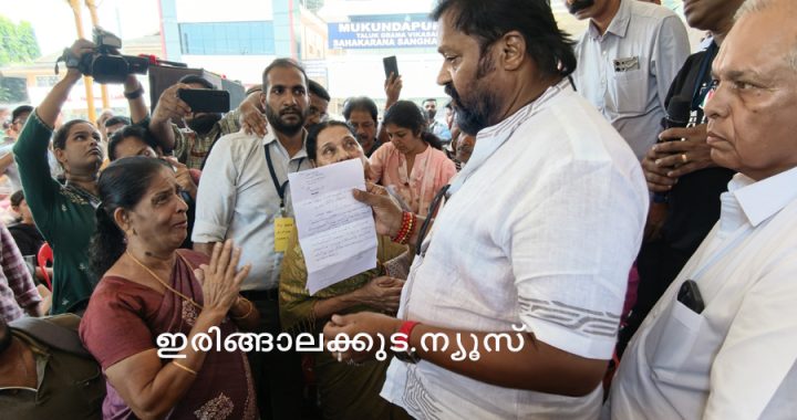 ഐടിയു ബാങ്ക് നിക്ഷേപകരുടെ പരാതികള്‍ കേന്ദ്ര മന്ത്രി സുരേഷ് ഗോപി ഇരിങ്ങാലക്കുട അയ്യങ്കാളി സ്‌ക്വയറില്‍ നേരിട്ട് കേള്‍ക്കുന്നു.
