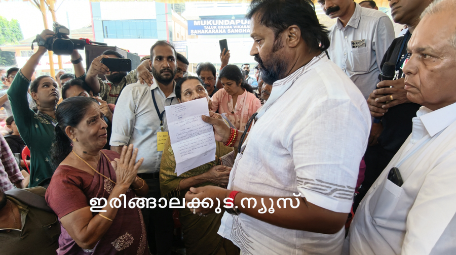ഐടിയു ബാങ്ക് നിക്ഷേപകരുടെ പരാതികള്‍ കേന്ദ്ര മന്ത്രി സുരേഷ് ഗോപി ഇരിങ്ങാലക്കുട അയ്യങ്കാളി സ്‌ക്വയറില്‍ നേരിട്ട് കേള്‍ക്കുന്നു.